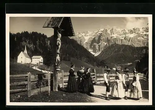 AK Selva in Val Gardena, Ortspartie mit Frauen und Männern in Tracht