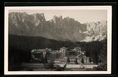 AK Carezza, Hotel mit Bergpanorama