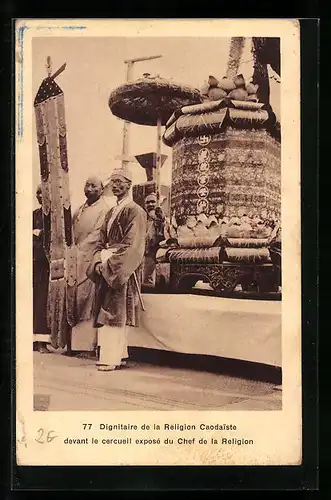AK Dignitaire de la Religion Caodaiste devant le cercueil exposé du Chef de la Religion