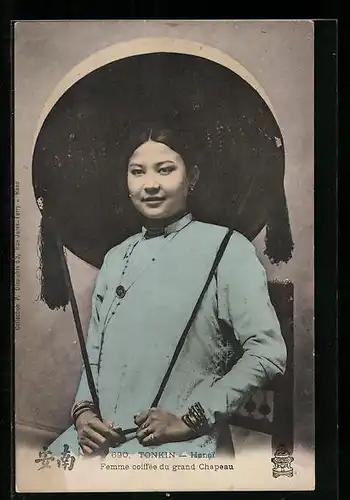 AK Hanoi, Femme coiffée du grand Chapeau