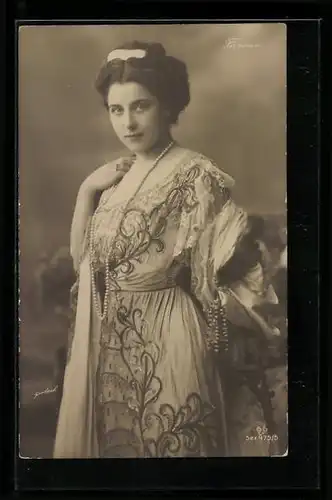 AK Opernsängerin Farrar im eleganten Kleid mit Perlenkette
