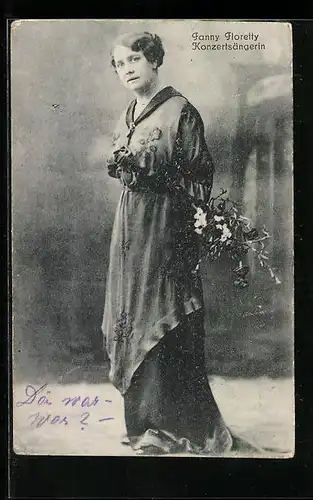 AK Opernsängerin Fanny Floretty mit einem Blumenstrauss