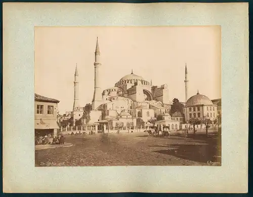 Fotografie Guillaume Berggren, Ansicht Istanbul, Blick auf die Hagia Sophia mit dem Vorplatz, Pferdekutschen