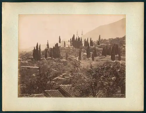 Fotografie Guillaume Berggren, Ansicht Bursa, Blick nach der Emir-Sultan Moschee mit umliegenden Wohnhäusern