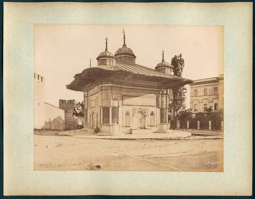 Fotografie Guillaume Berggren, Ansicht Istanbul, Fontaine d`Achmed, Sultan Ahmet III. Brunnen Fatih Sultanahmet Çesmesi 0