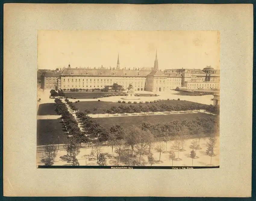 Fotografie Aug. Stauda, Ansicht Wien, Blick auf die Kaiserliche Burg mit Reiterdenkmal Erzherzog Karl 0