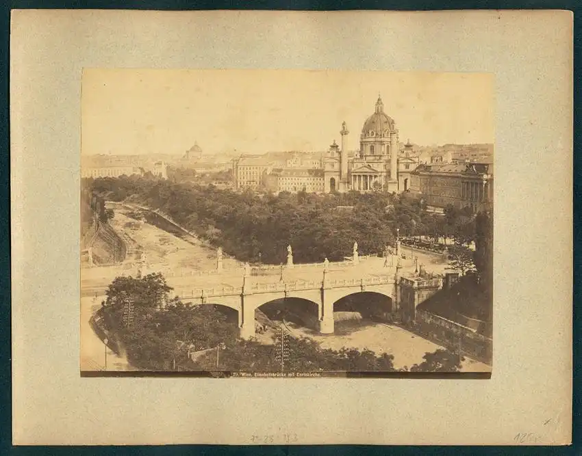 Fotografie Aug. Stauda, Ansicht Wien, Blick auf die Kaiserliche Burg mit Reiterdenkmal Erzherzog Karl 1