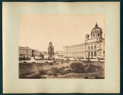 Fotografie A. Kral, Ansicht Wien, Maria Theresiamonument mit dem Museum, Rückseite A. Wimmer: Blick auf den Volksgarten