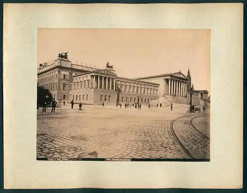 Fotografie Aug. Stauda, Ansicht Wien, Partie am Reichsrathsgebäude am Franzensring, Strassenbahngleise