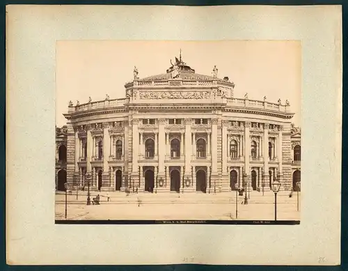 Fotografie Aug. Stauda, Ansicht Wien, Partie am Reichsrathsgebäude am Franzensring, Strassenbahngleise