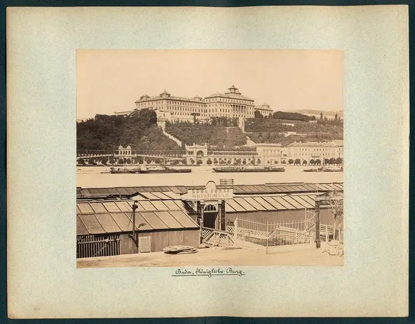 Fotografie unbekannter Fotograf, Ansicht Buda, Blick von der Duma Furdo nach der Königlichen Burg, Raddampfer 0