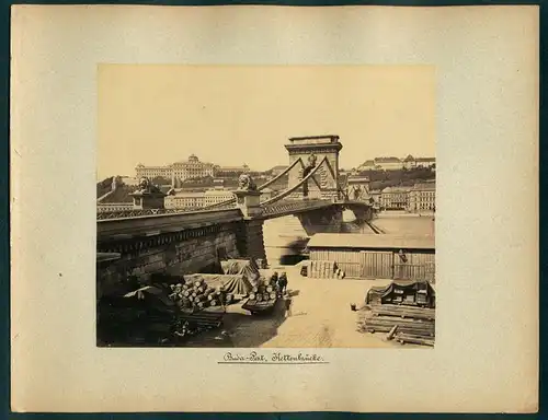 Fotografie unbekannter Fotograf, Ansicht Budapest, Kettenbrücke in Buda mit Holz und Fasslager, Blick nach Pest