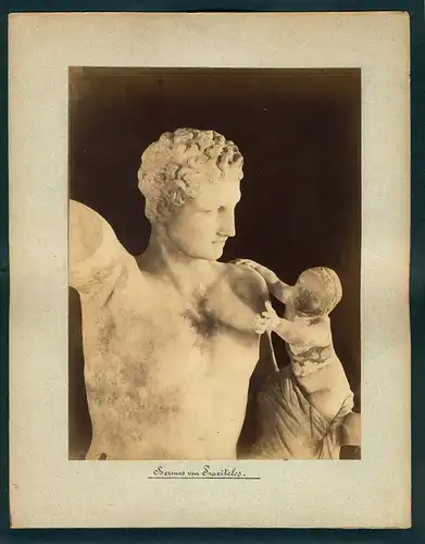 Fotografie unbekannter Fotograf, Ansicht Athen, Statue des Hermes mit dem Dionysos Kind, Rückseite liegen de nackte Frau