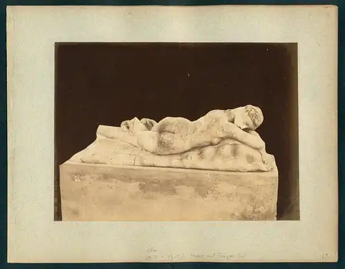 Fotografie unbekannter Fotograf, Ansicht Athen, Statue des Hermes mit dem Dionysos Kind, Rückseite liegen de nackte Frau