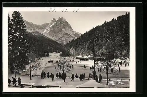 AK Riessersee, Ansicht auf See im Winter mit Schlittschuhläufern