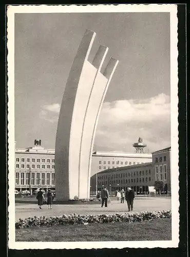 AK Berlin, Partie am Luftbrücken-Denkmal