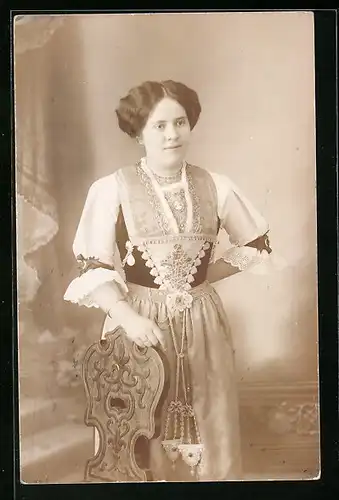 AK Junge Frau in Schweizer Tracht