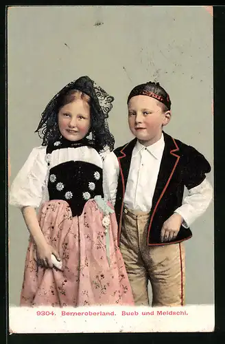 AK Bueb und Meidschi aus dem Berner Oberland in Tracht