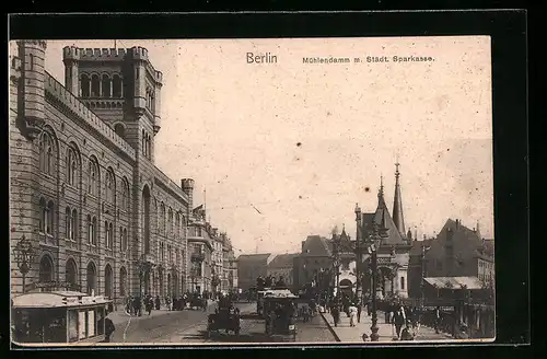 AK Berlin, Mühlendamm m. Städt. Sparkasse, Passanten und Kutschen