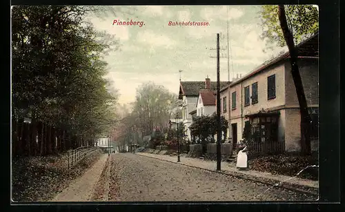 AK Pinneberg, Bahnhofstrasse mit Frau