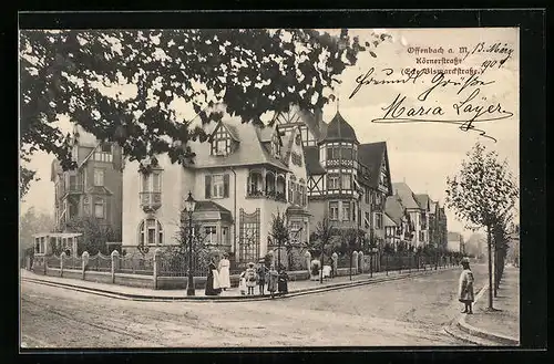 AK Offenbach a. M., Körnerstrasse Ecke Bismarckstrasse mit Passanten