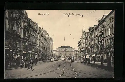 AK Hannover, Bahnhofstrasse mit Passanten, Strassenbahn