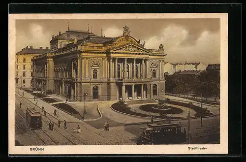 AK Brünn, Stadttheater mit Vorplatz und Strassenbahnen