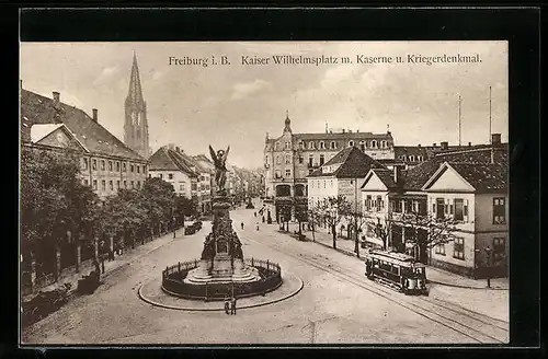 AK Freiburg i. B., Kaiser Wilhelmplatz mit Kaserne und Kriegerdenkmal, Strassenbahn