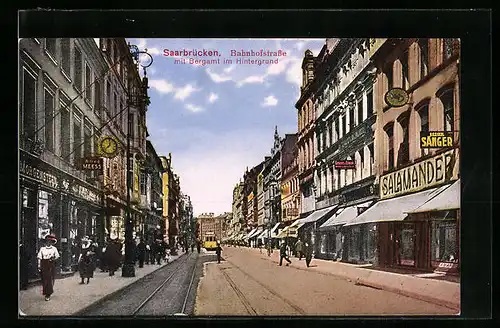 AK Saarbrücken, Bahnhofstrasse mit Geschäften und Strassenbahn, Im Hintergrund Bergamt