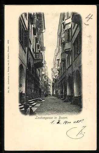 AK Bozen, Strasse Laubengasse mit Anwohnerin