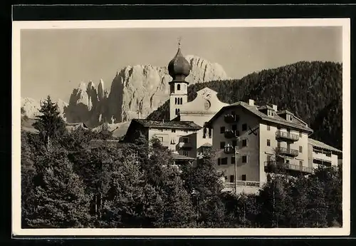 AK Tires, Albergo Corona mit Bergpanorama