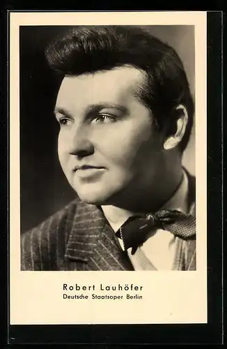 AK Opernsänger Robert Lauhöfer mit Blick zu Seite
