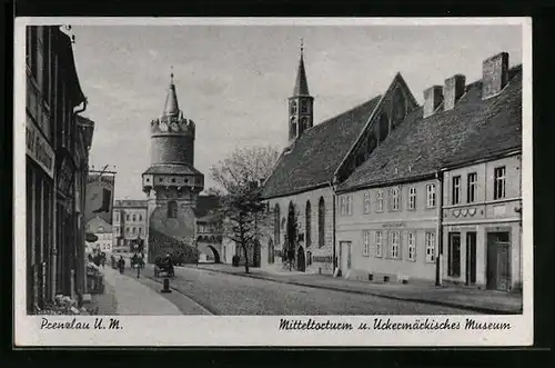 AK Prenzlau U.M., Strasse am Mitteltorturm und Uckermärkisches Museum