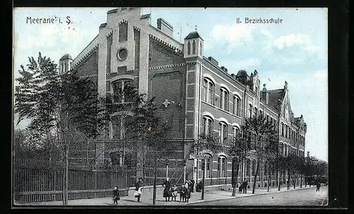 AK Meerane i. S., II. Bezirksschule mit Passanten
