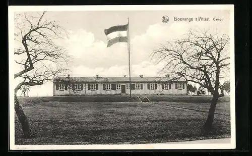 AK Boevange s. Attert, Camp, Gebäude mit Flagge