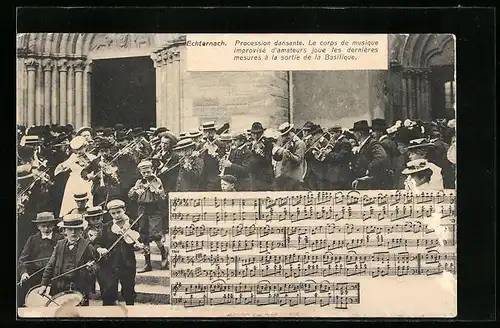 AK Echternach, Procession dansante, Le corps de musique improvisé d`amateurs joue les dernières mesures...