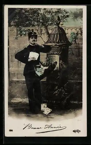 AK Briefträger mit Briefen und Päckchen an einem Briefkasten