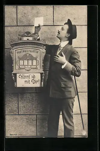 AK Mann wirft einen Brief in einen Briefkasten