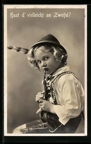 AK Kind in Tracht raucht Pfeife