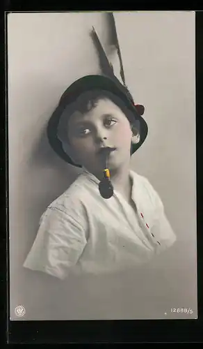 AK Junge mit Federhut raucht Pfeife