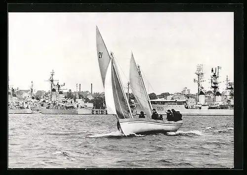 AK Matrosen beim Kuttersegeln im Hintergrund Zerstörer