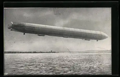 AK Zeppelins Luftschiff im Fluge