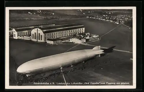 AK Friedrichshafen a. B., Landung des Luftschiffes Graf Zeppelin vom Flugzeug aus gesehen