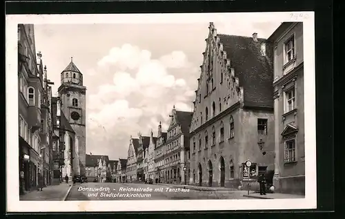 AK Donauwörth, Reichsstrasse mit Tanzhaus und Stadtpfarrkirchturm
