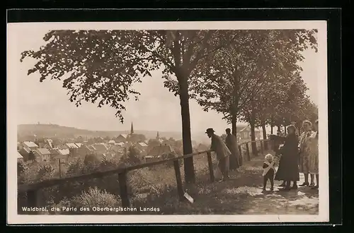 AK Waldbröl /Oberbergisches Land, Teilansicht der Ortschaft mit Spaziergängern