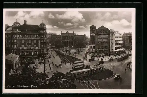 AK Berlin, Potsdamer Platz mit Verkehrsturm, Strassenbahnen unterwegs