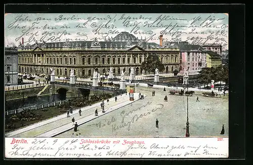 AK Berlin, Schlossbrücke mit Zeughaus und Passanten