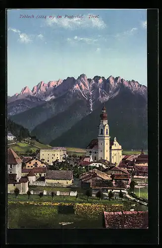 AK Toblach, Ortstotale mit der Kirche, Blick auf die Bergspitzen
