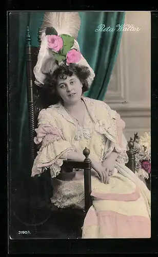 AK Opernsängerin Reta Walter in bunter Kleidung