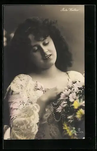 AK Opernsängerin Reta Walter im Kostüm mit einem Blumenstrauss